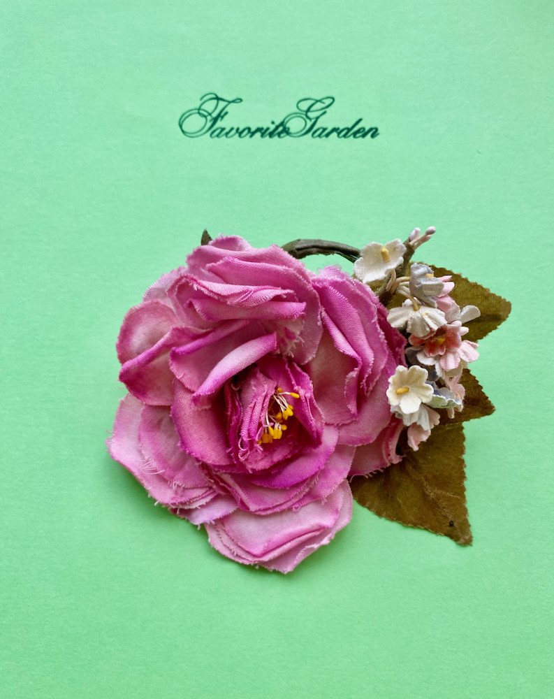 大きなピンクのコットンローズのコサージュ