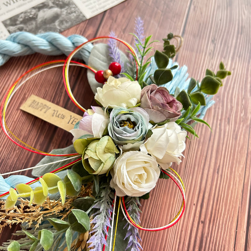 ❁ひろりん❁クレイフラワー❁お正月花と小鳥さんたちのしめ縄リース No.49 ミニバラフラワーブーケしめ縄リース2025 ハンドメイドお正月
