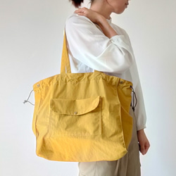 撥水ナイロンよくばり3way巾着トート・マスタードイエロー 撥水ナイロン　サブバッグ　巾着バッグ 2枚目の画像