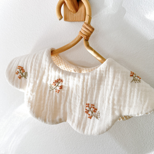 ハンドメイド　360°花びらスタイ　ミモザ刺繍　刺繍スタイ　名入れ　名前刺繍 ハンドメイド 360°花びらスタイ ミモザ刺繍 刺繍スタイ 名入れ