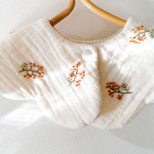 ハンドメイド 360°花びらスタイ ミモザ刺繍 刺繍スタイ 名入れ 名前