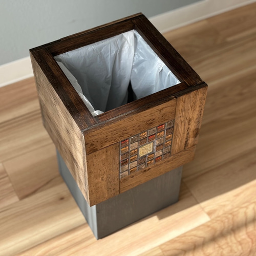 ナチュラルウッドとタイルが魅力なダストボックス ゴミ箱