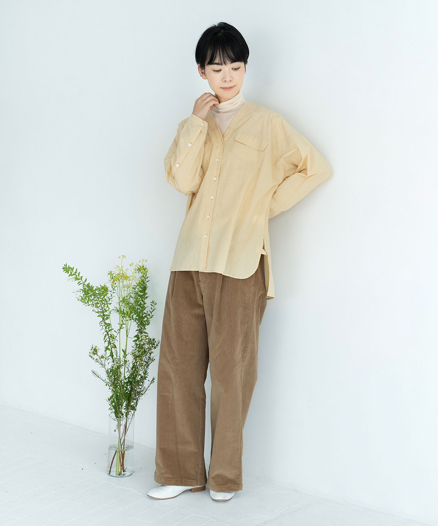 【洗える/柔らか/草木染め】コットンＶネックシャツ　エンジュ(ベージュ)