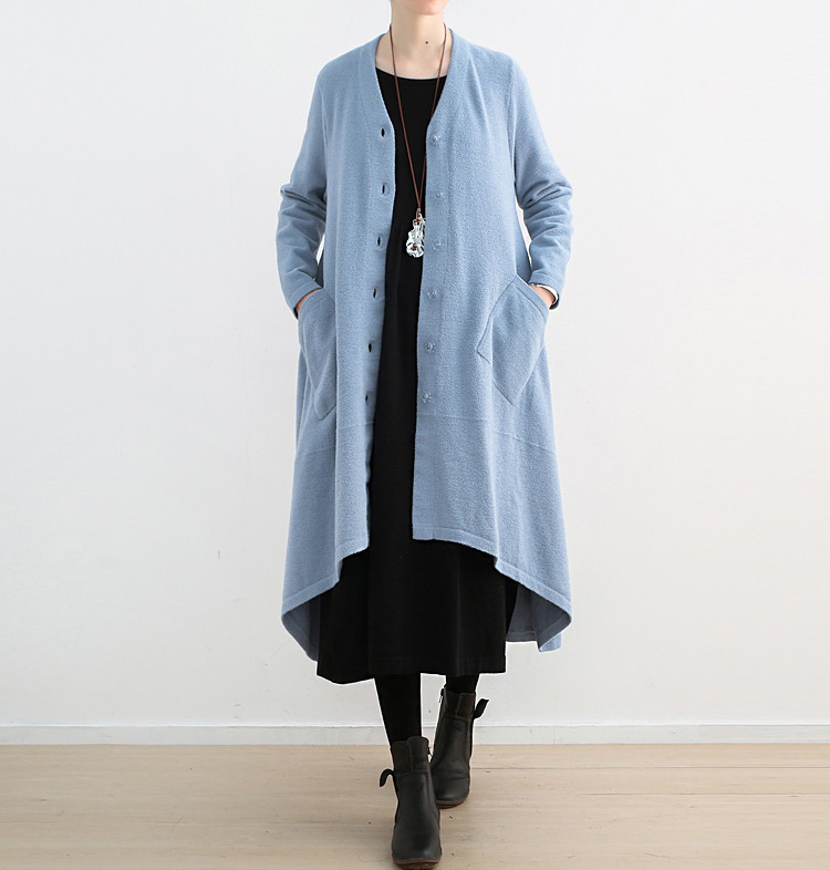 重ね着シーズンに新鮮な爽やかさをプラス♪背面ボタン付きコート