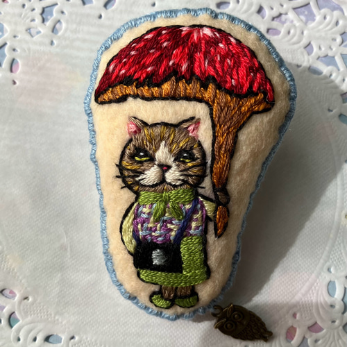 ハンドメイド 猫刺繍ブローチ きのこの傘で散歩 ブローチ taotao 通販 