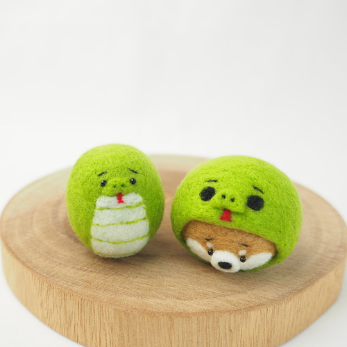 干支おパグさん:緑蛇(木製コースター付き) 受注製作】 2025年干支(巳) ヘビになりきるまゆ柴犬・パグ・キャバリア