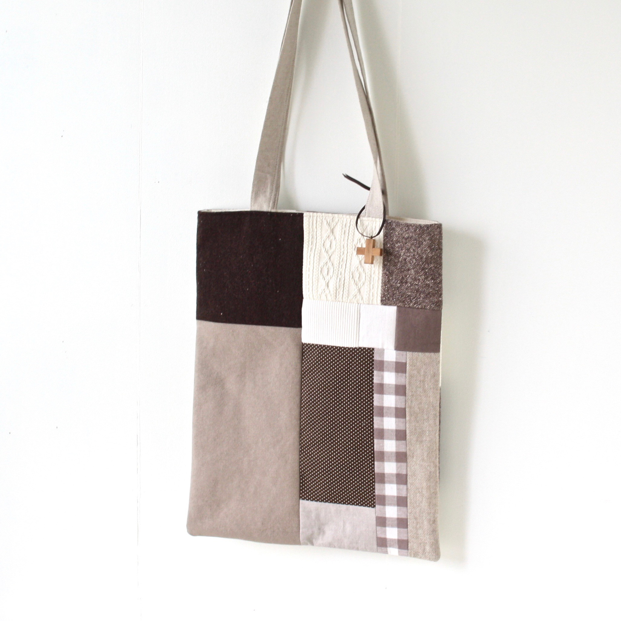 ブラウンパッチのA4サイズぺたんこトートバッグ1（アランニット）