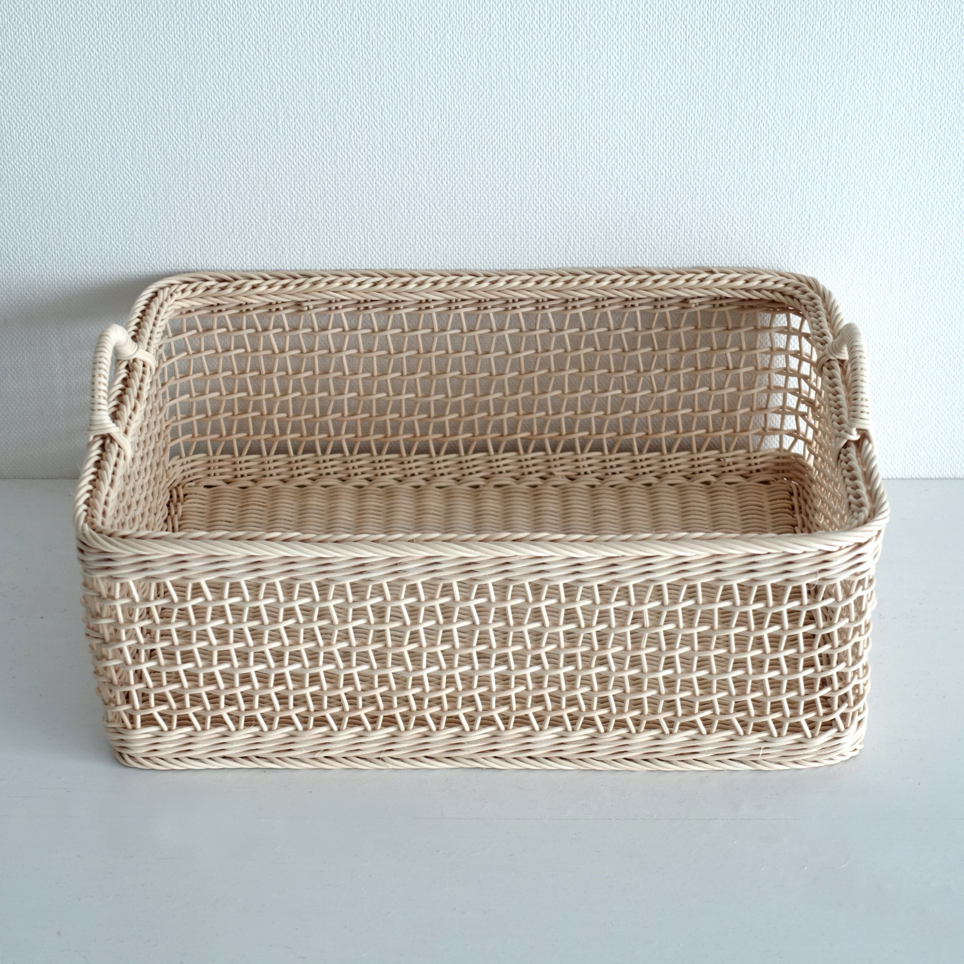 Ａ４用紙の入る深型四角いバスケット