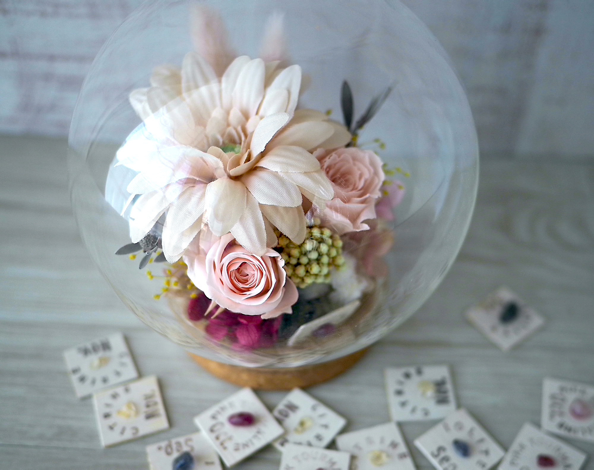 「誕生日プレゼント」 ピンクガーベラとローズの誕生月の天然石  Flower dome
