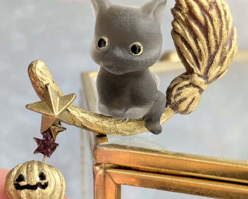 秋の福袋】黒猫ちゃんと魔法のほうきピンバッジ／マグネットバッジ