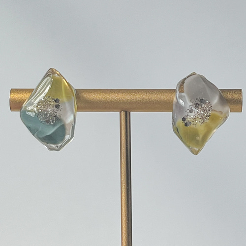 レジンの秋カラーのシンプルピアス(ピスタチオグリーン×モスグリーン