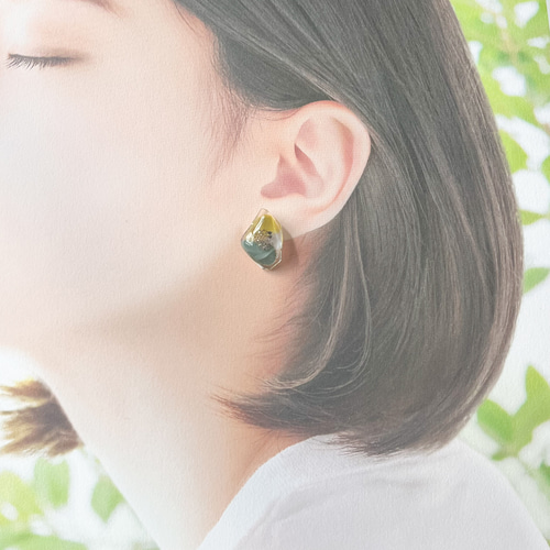 レジンの秋カラーのシンプルピアス(ピスタチオグリーン×モスグリーン
