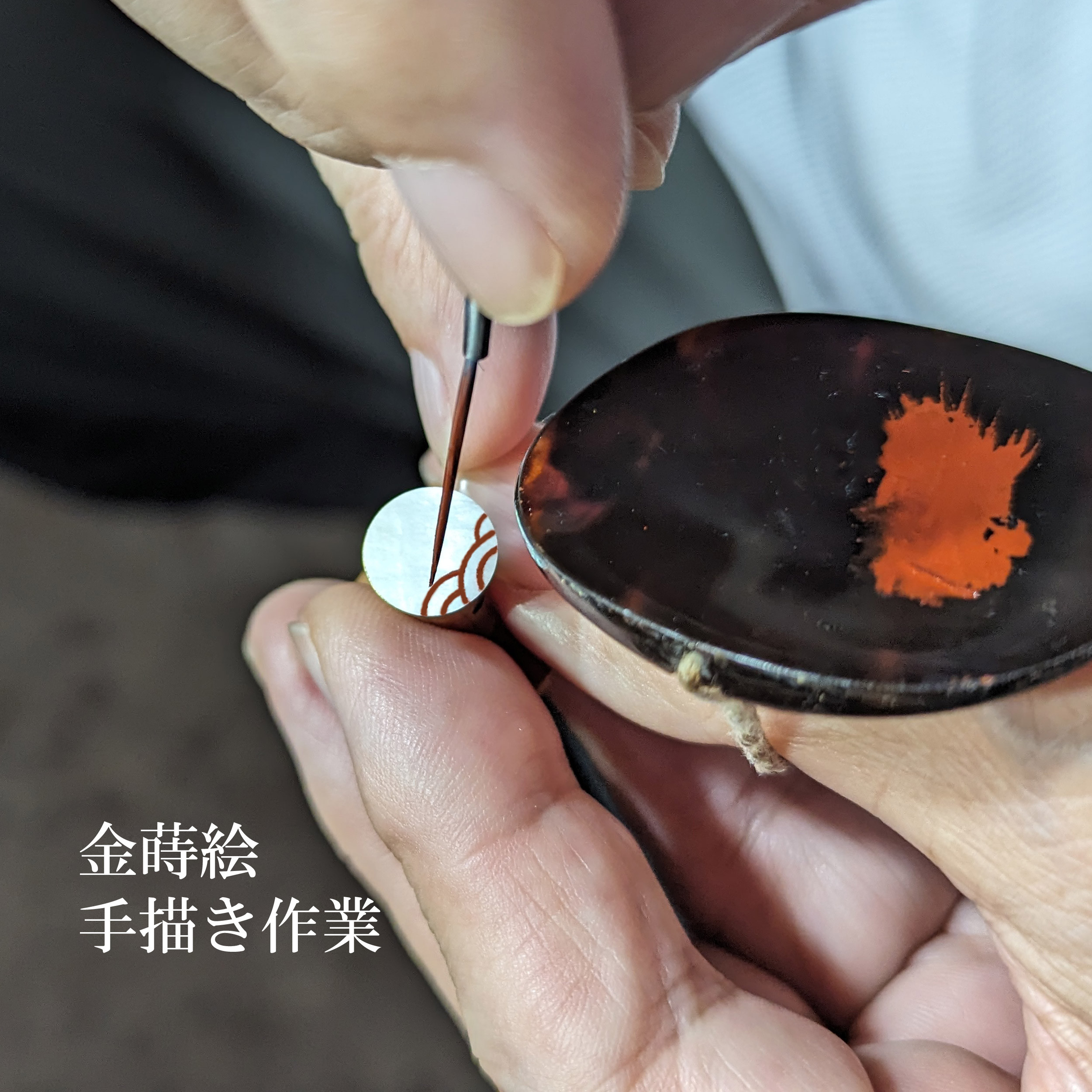 辰砂 金蒔絵「青海波」ピンバッチ