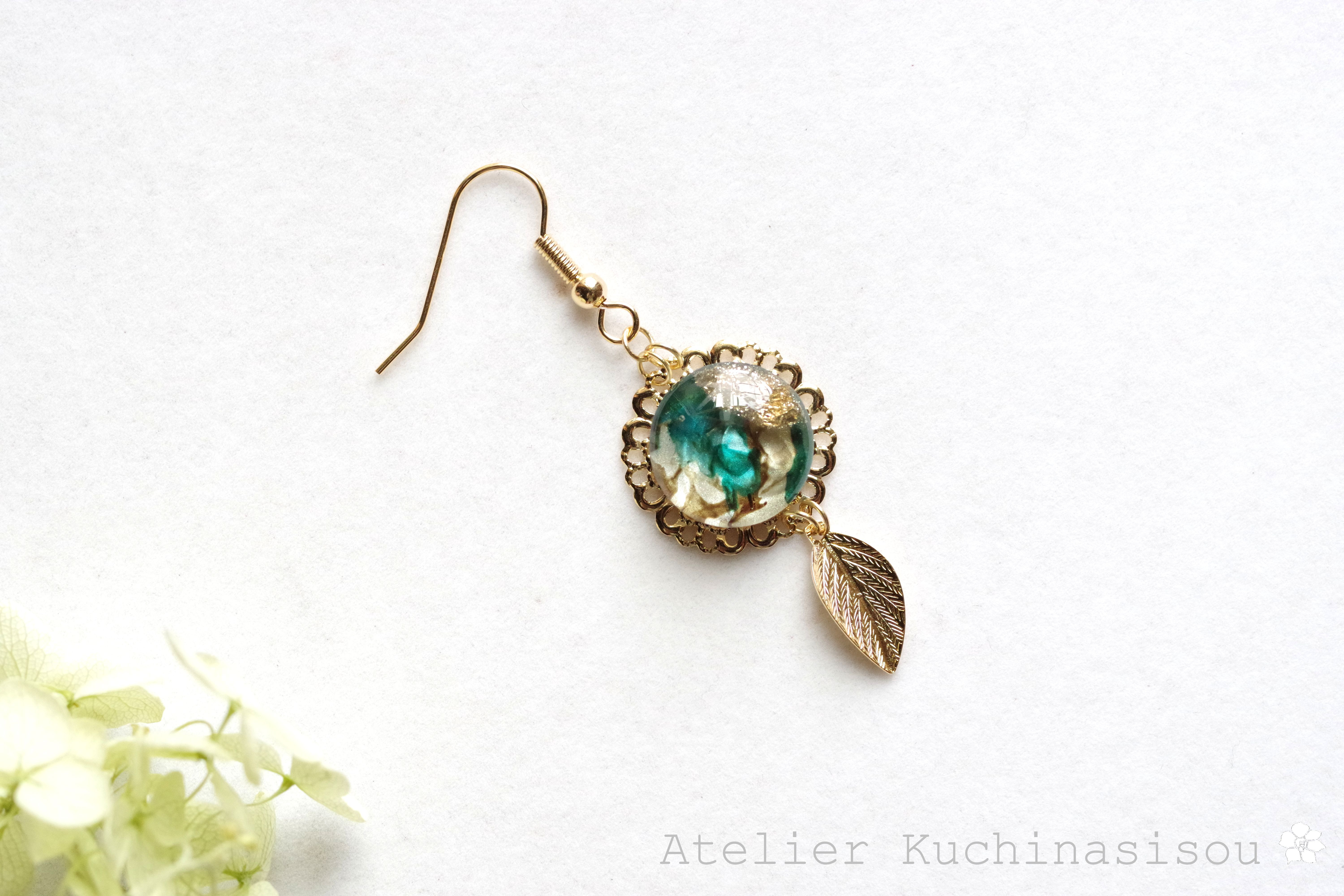 【受注製作】レジンアート　ラウンドモチーフと葉っぱチャームのピアス〈標本箱の中の悦楽〉