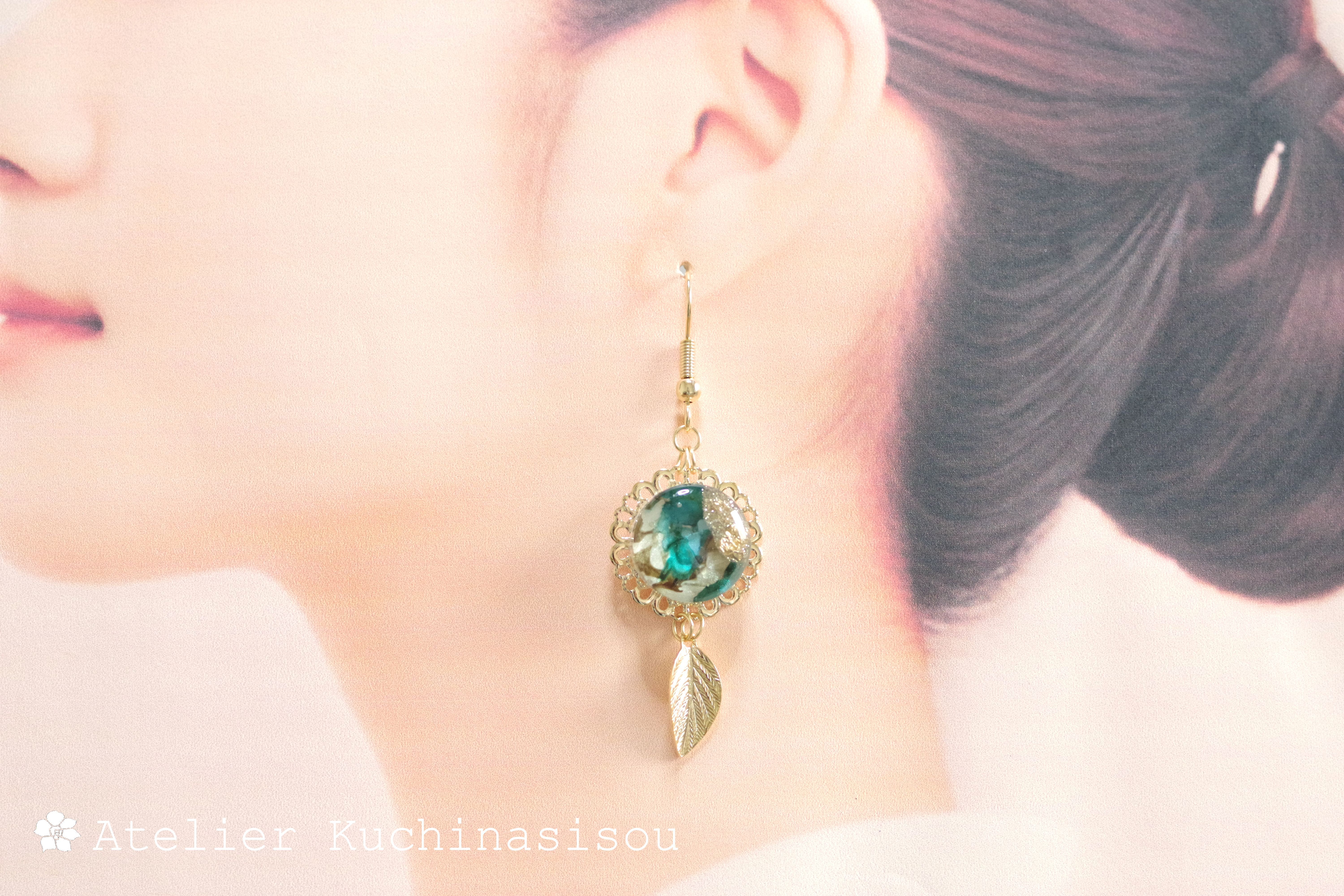 【受注製作】レジンアート　ラウンドモチーフと葉っぱチャームのピアス〈標本箱の中の悦楽〉