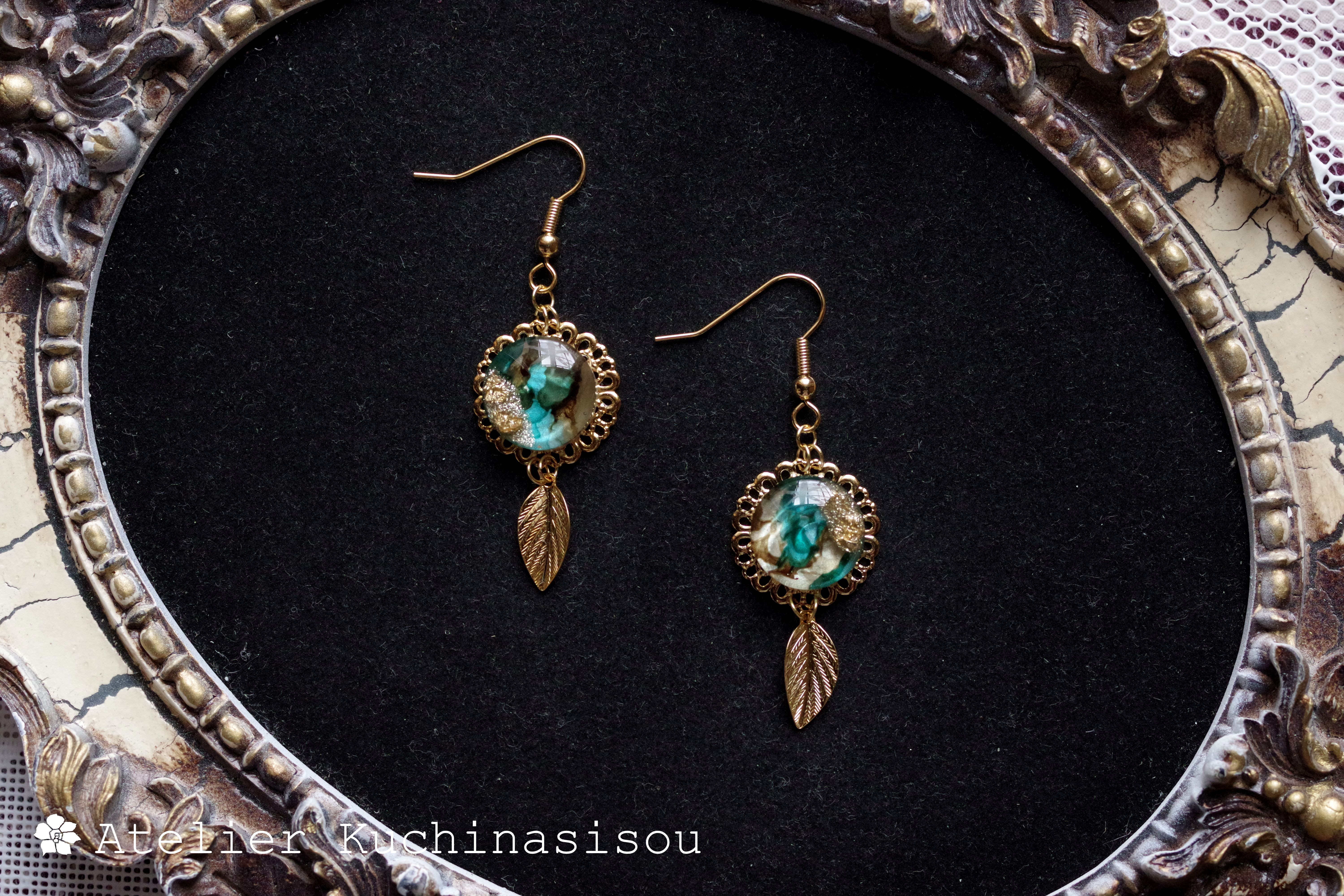 【受注製作】レジンアート　ラウンドモチーフと葉っぱチャームのピアス〈標本箱の中の悦楽〉