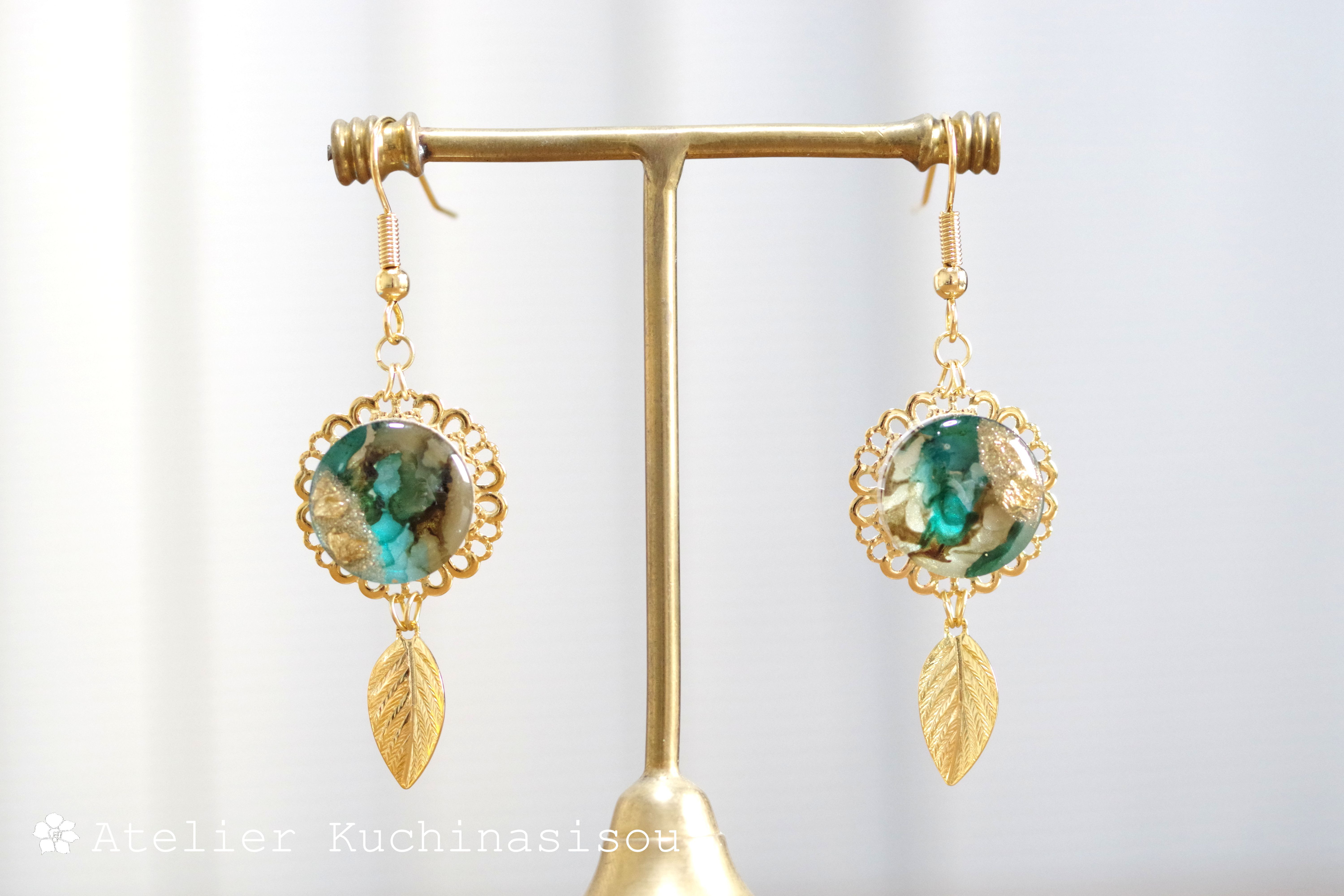 【受注製作】レジンアート　ラウンドモチーフと葉っぱチャームのピアス〈標本箱の中の悦楽〉