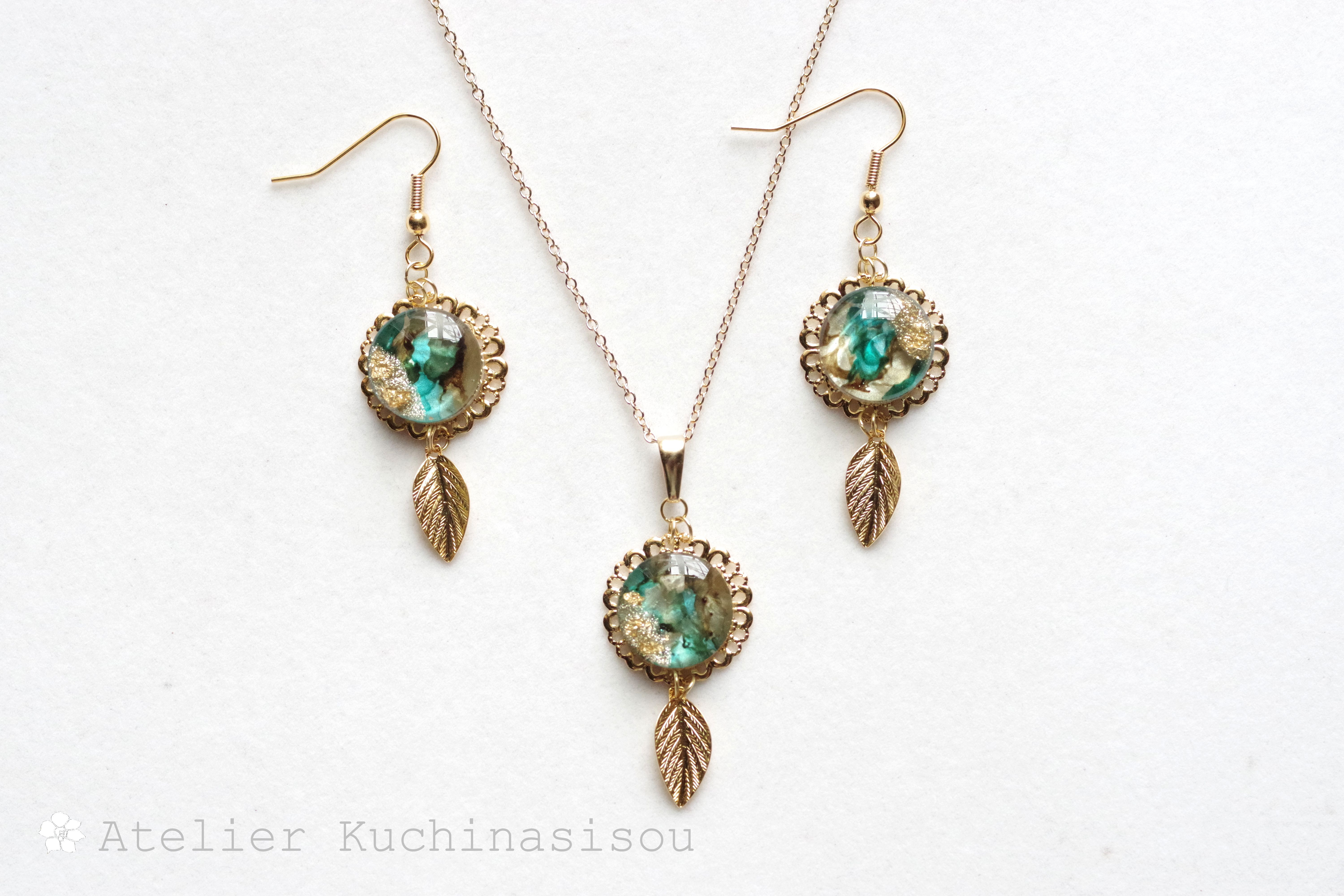 【受注製作】レジンアート　ラウンドモチーフと葉っぱチャームのピアス〈標本箱の中の悦楽〉