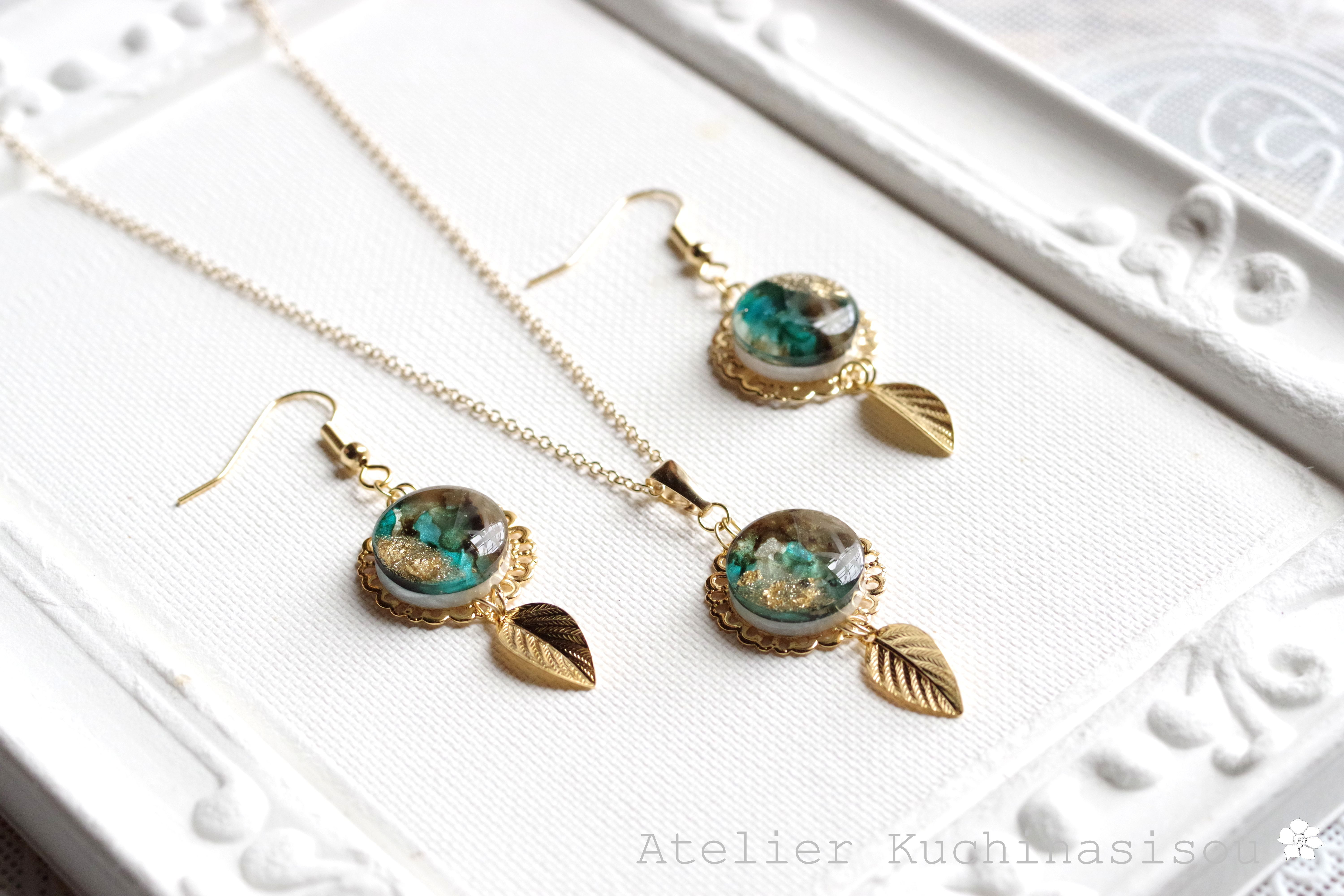 【受注製作】レジンアート　ラウンドモチーフと葉っぱチャームのピアス〈標本箱の中の悦楽〉