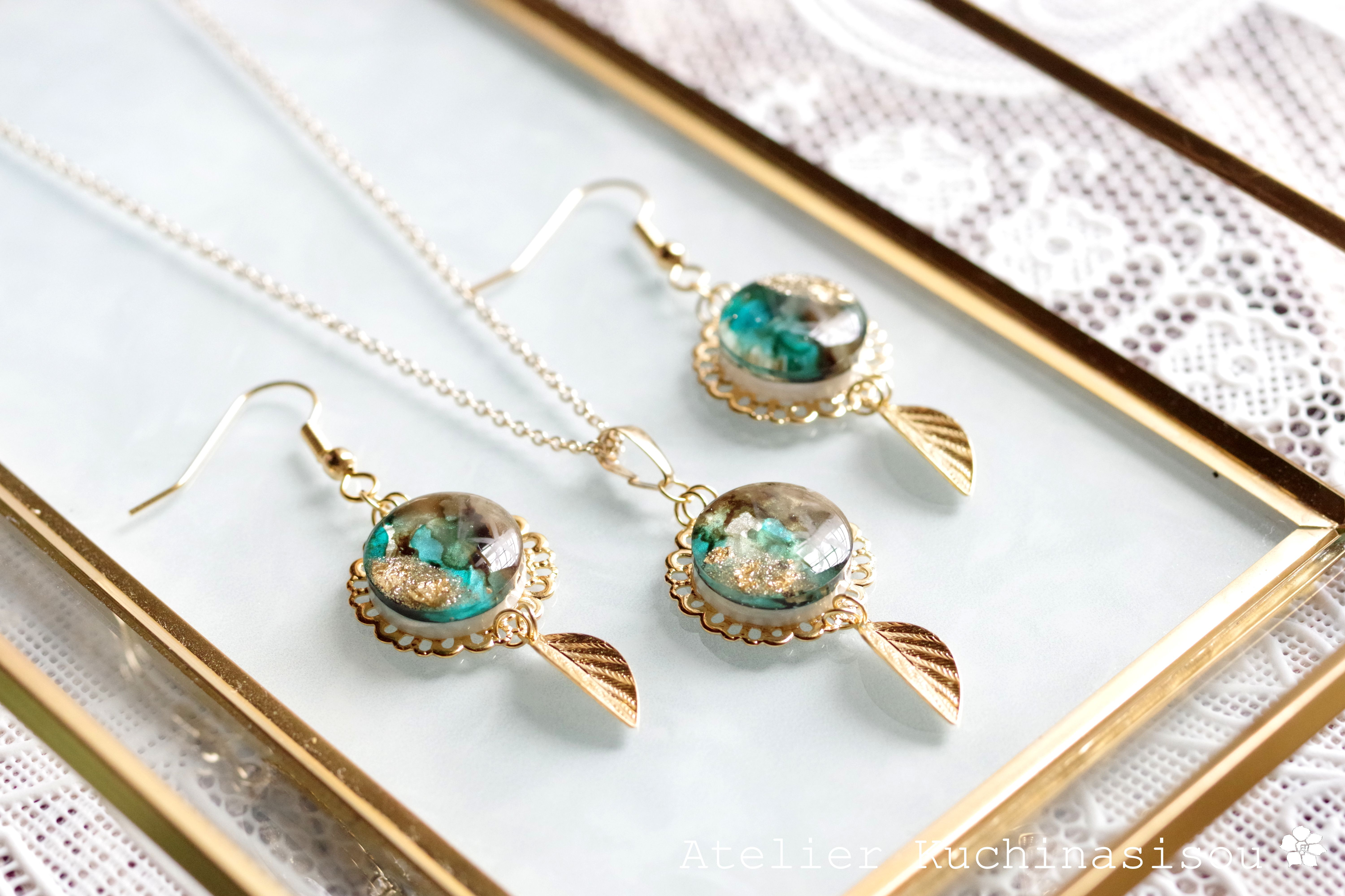 【受注製作】レジンアート　ラウンドモチーフと葉っぱチャームのピアス〈標本箱の中の悦楽〉