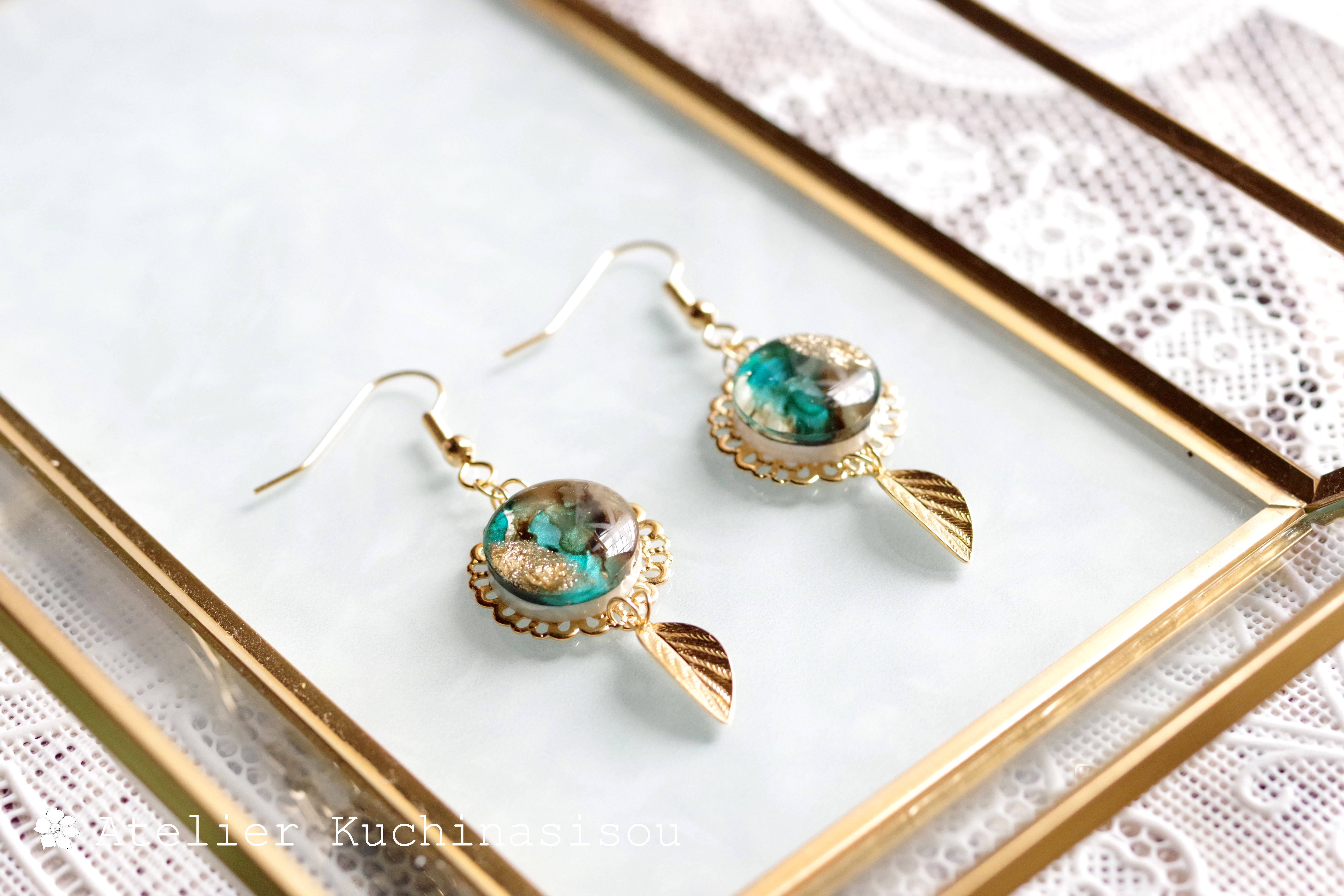 【受注製作】レジンアート　ラウンドモチーフと葉っぱチャームのピアス〈標本箱の中の悦楽〉