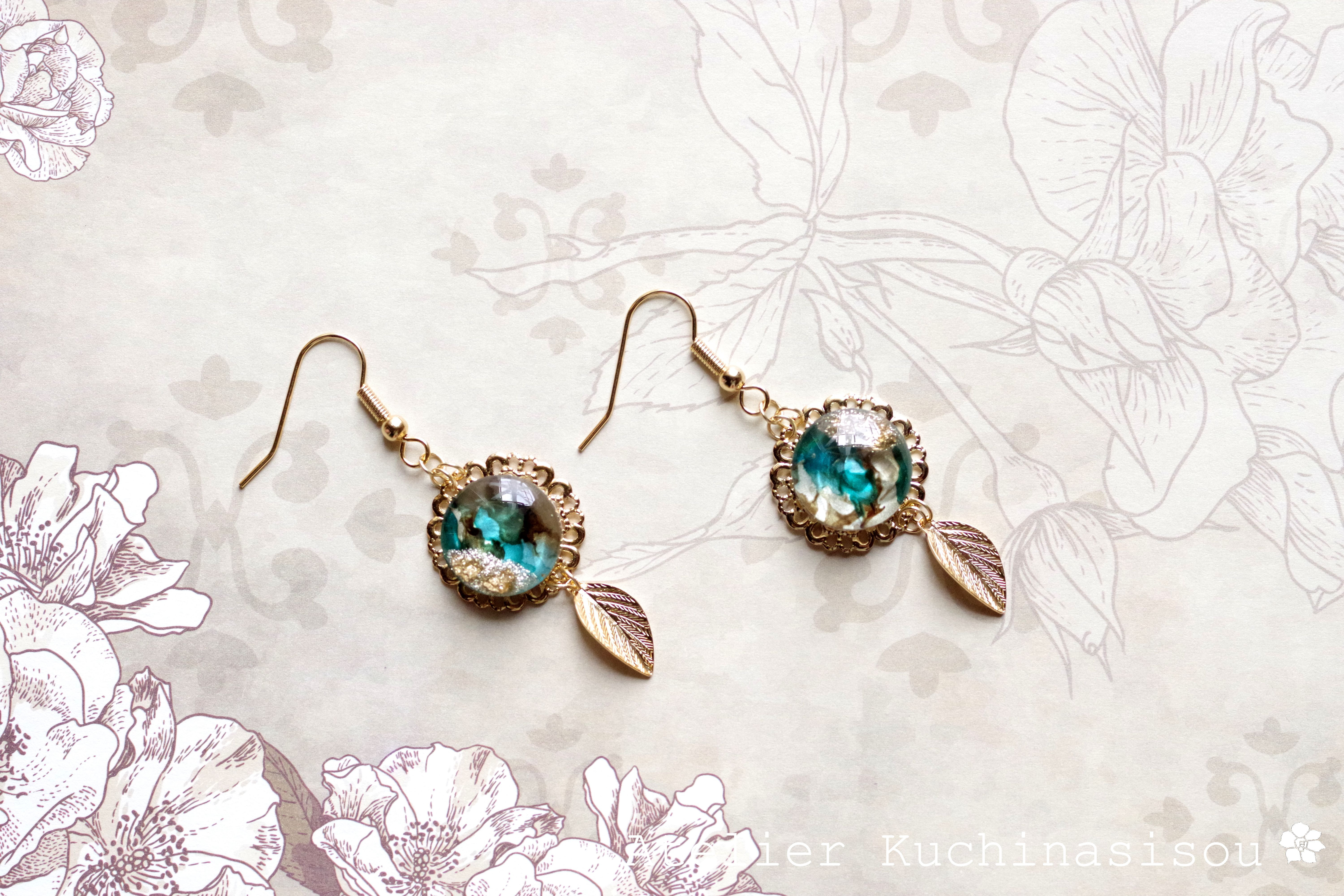 【受注製作】レジンアート　ラウンドモチーフと葉っぱチャームのピアス〈標本箱の中の悦楽〉