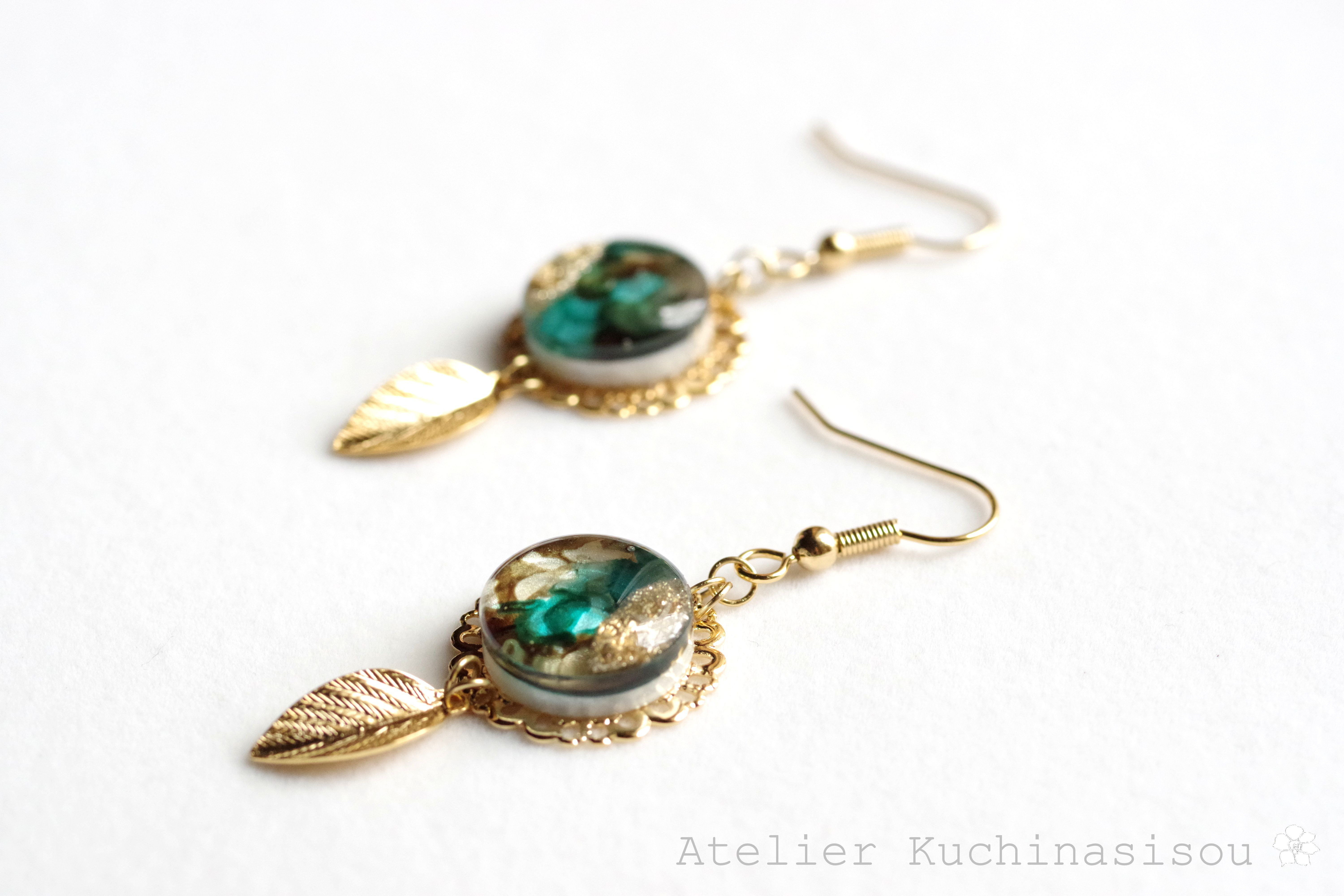 【受注製作】レジンアート　ラウンドモチーフと葉っぱチャームのピアス〈標本箱の中の悦楽〉