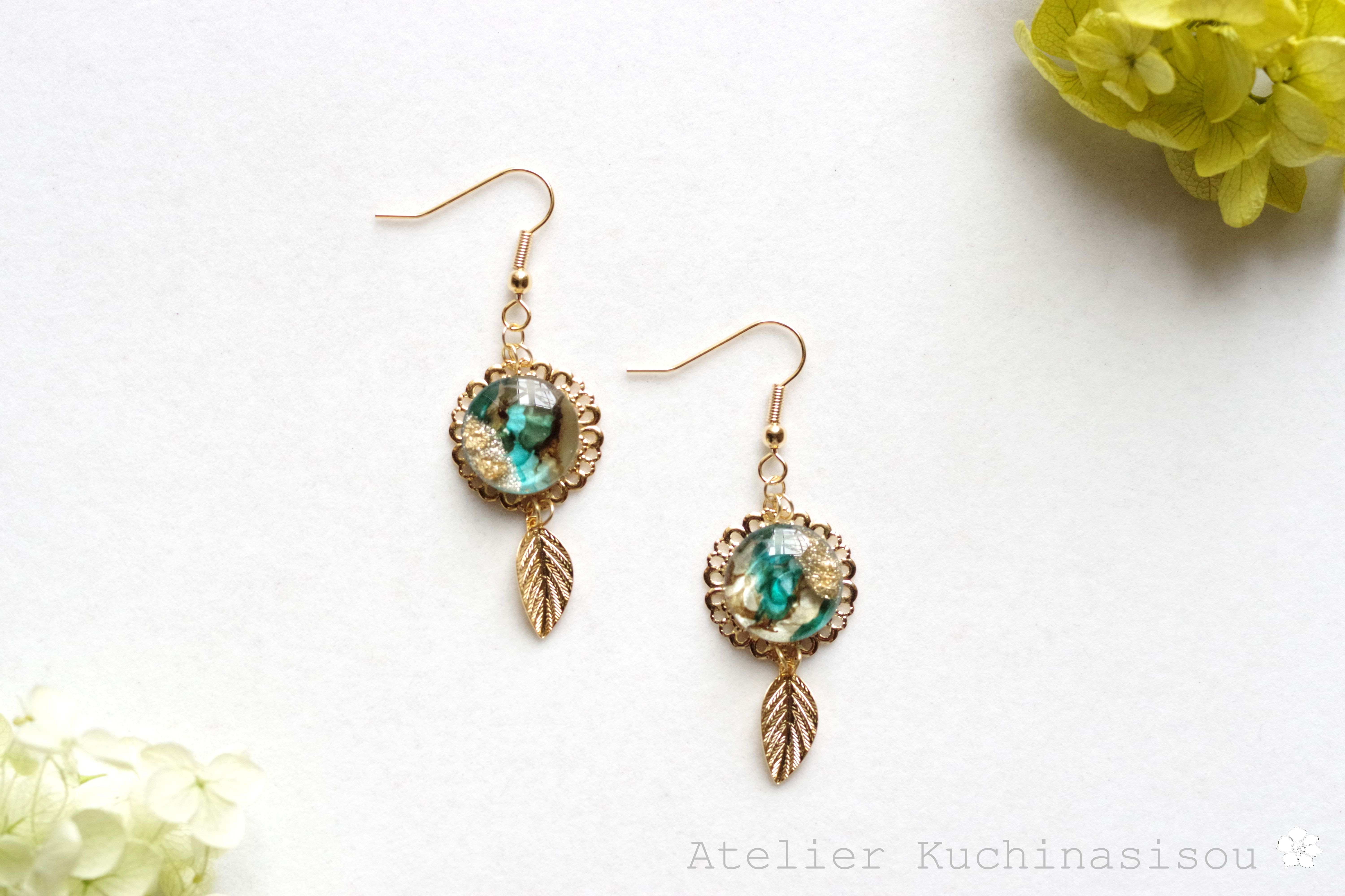 【受注製作】レジンアート　ラウンドモチーフと葉っぱチャームのピアス〈標本箱の中の悦楽〉