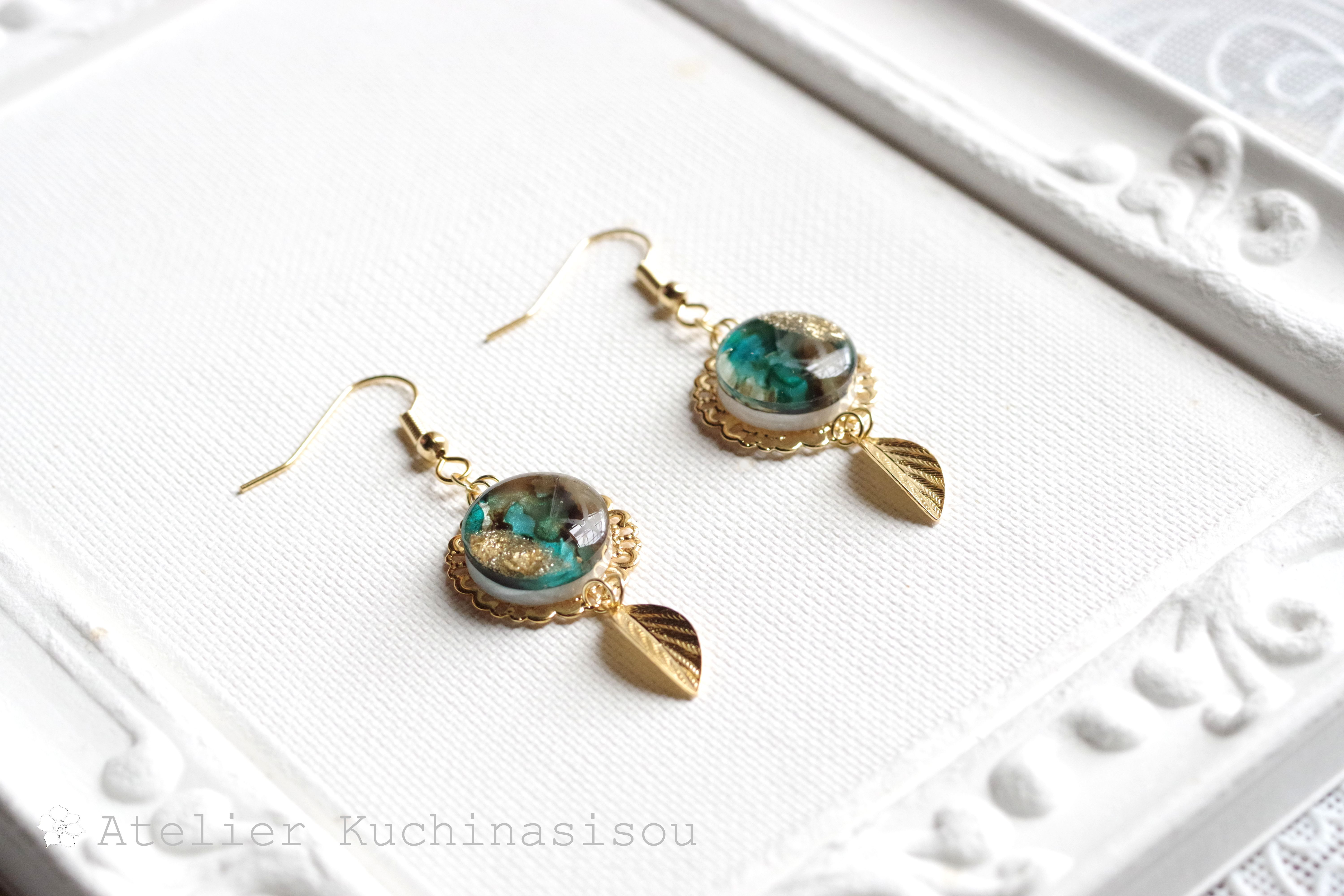 【受注製作】レジンアート　ラウンドモチーフと葉っぱチャームのピアス〈標本箱の中の悦楽〉