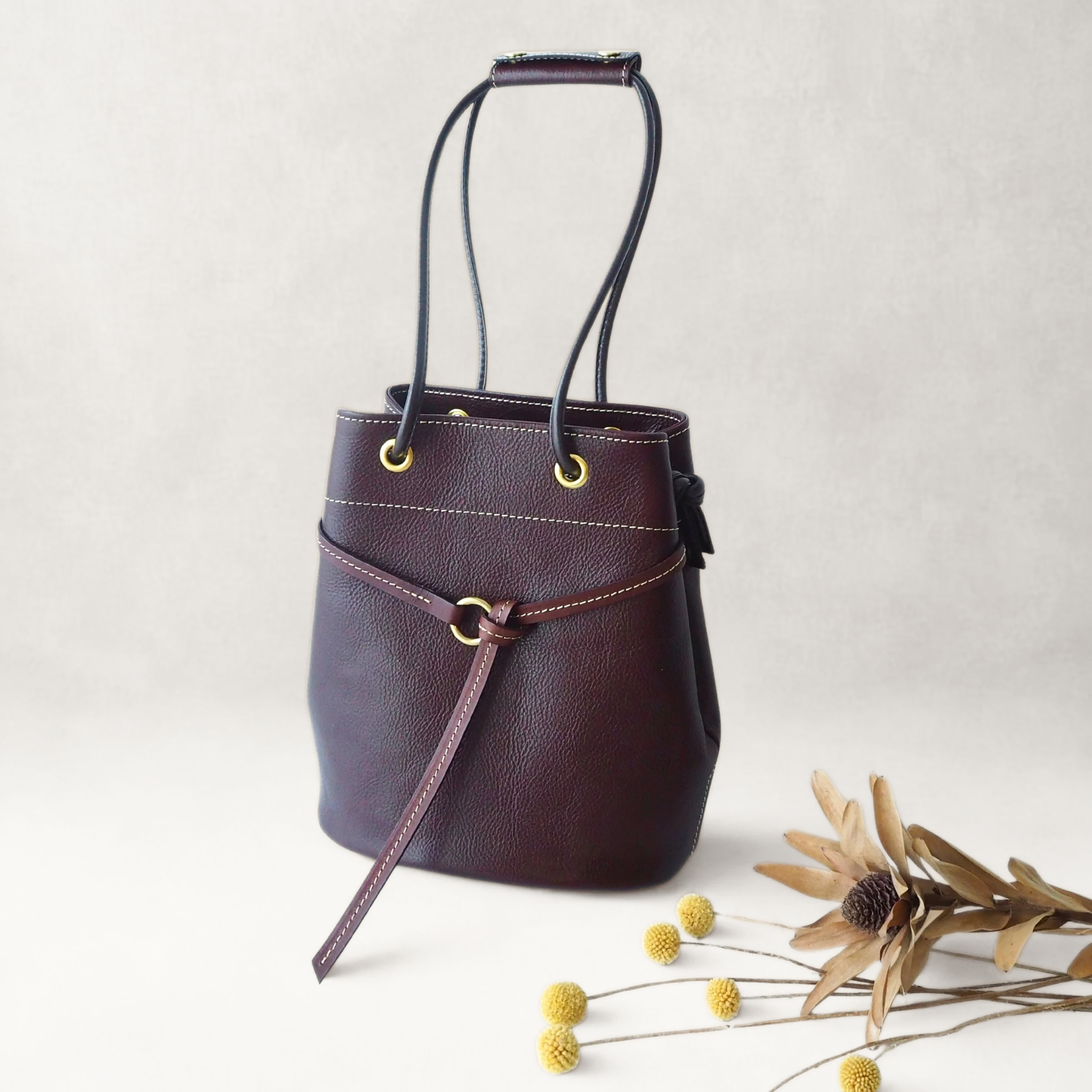 斜めがけもできる《本革》軽くて大人の２wayきんちゃくバッグ（焦げ茶）