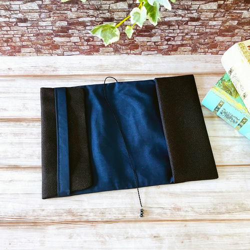 黒と瑠璃色のハーダンガー刺繍のブックカバー（文庫本）④