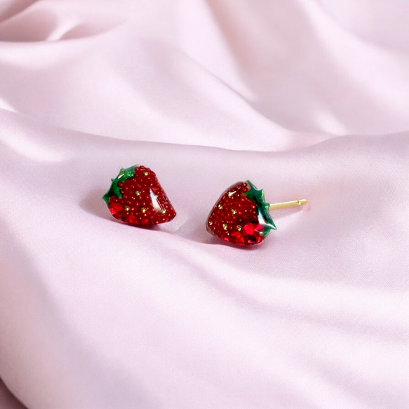 つぶつぶ　いちご　小ぶり　フルーツ　果物　ミニチュア　レジン　金属アレルギー対応　ピアス/イヤリング 2枚目の画像