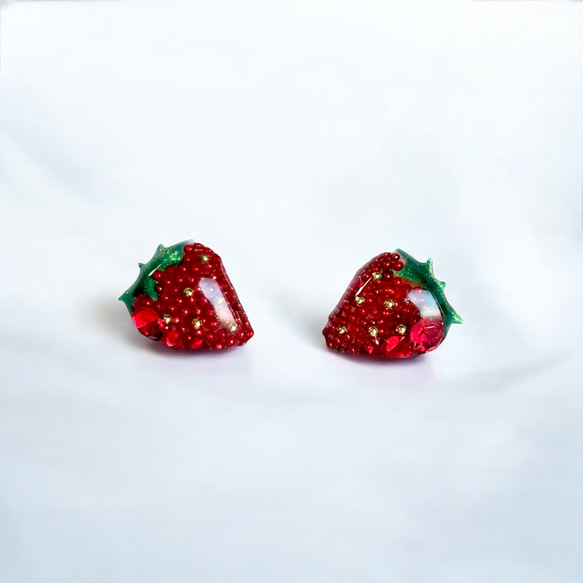 つぶつぶ　いちご　小ぶり　フルーツ　果物　ミニチュア　レジン　金属アレルギー対応　ピアス/イヤリング 1枚目の画像