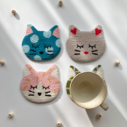 ねこ柄のコースター　ハンドメイド カラフルねこ コースター ねこグッズ アクセサリートレイ 刺繍