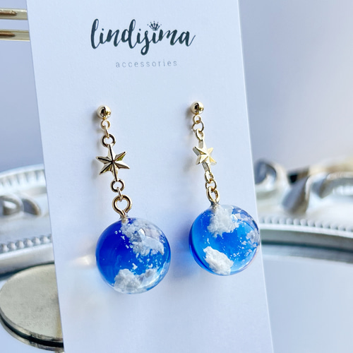 暗闇で光る✩.*˚青空をひとすくい 雲レジンの球体ピアス イヤリング 蒼  