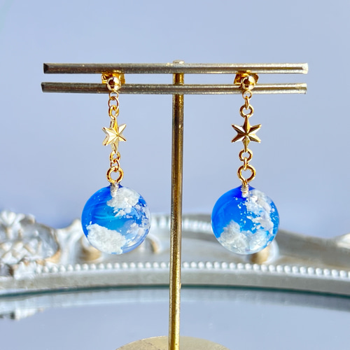 暗闇で光る✩.*˚青空をひとすくい 雲レジンの球体ピアス イヤリング 蒼  