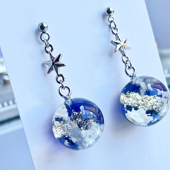 夜空をひとすくい 雲レジンの球体ピアス イヤリング ピアス（フック