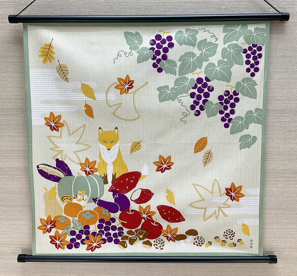 秋ウォールデコ【秋の贈り物】軸付きタペストリー 収穫祭り 紅葉 リス