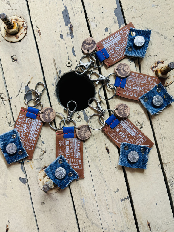 デニムリメイク★ジッパーキーホルダー 革タグ№9 8ad8639fd45a0d7ff440b13045c76e