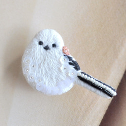 ＊シマエナガちゃんのブローチ＊　刺繍　シマエナガ　鳥　小鳥　雪の妖精　モノトーン Amazon.co.jp: シマエナガちゃんのブローチ＊ 刺繍 鳥 小鳥 雪の