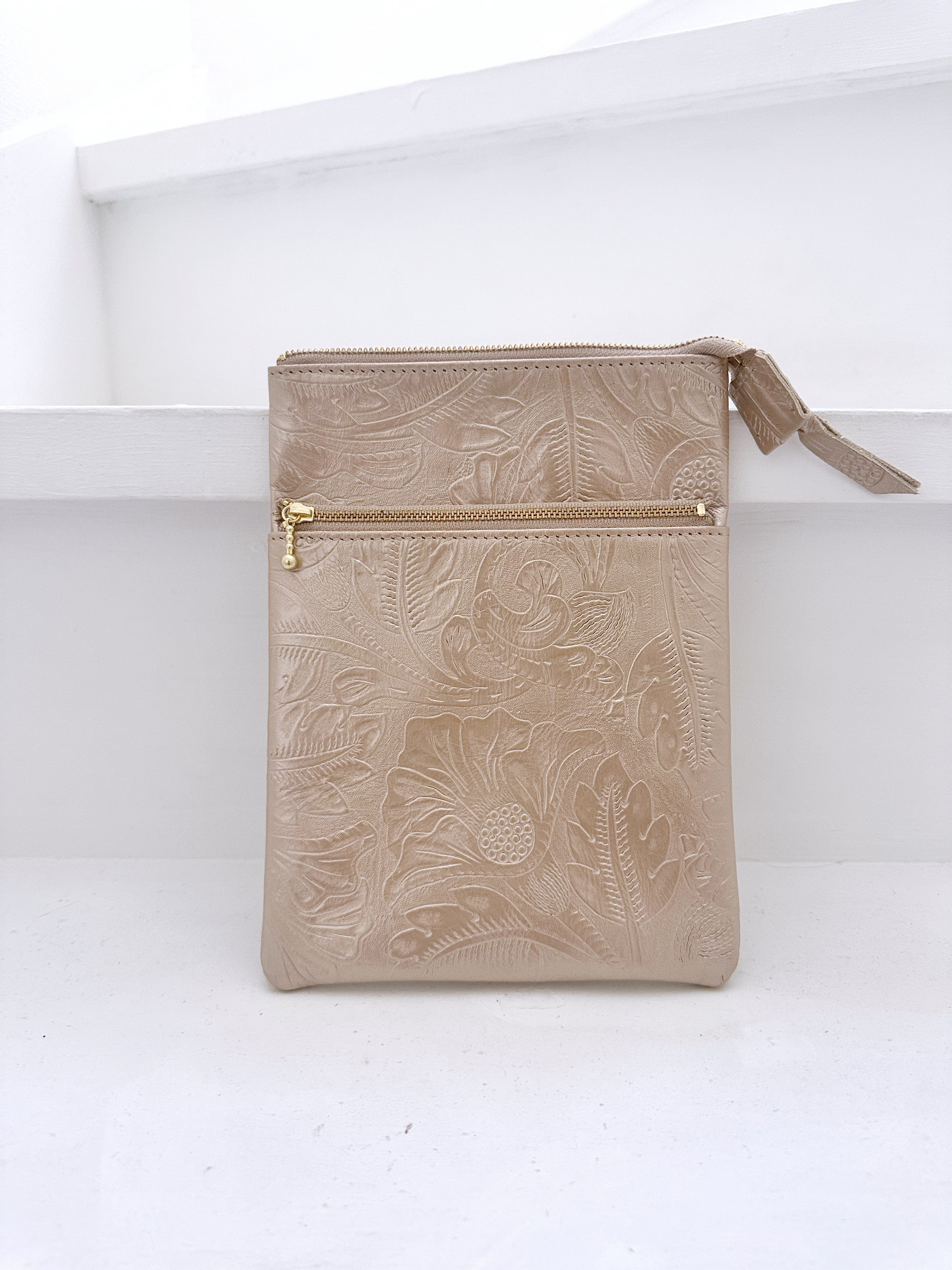 サコッシュ スマート レザー  本革  長財布サイズ シャンパン ゴールド