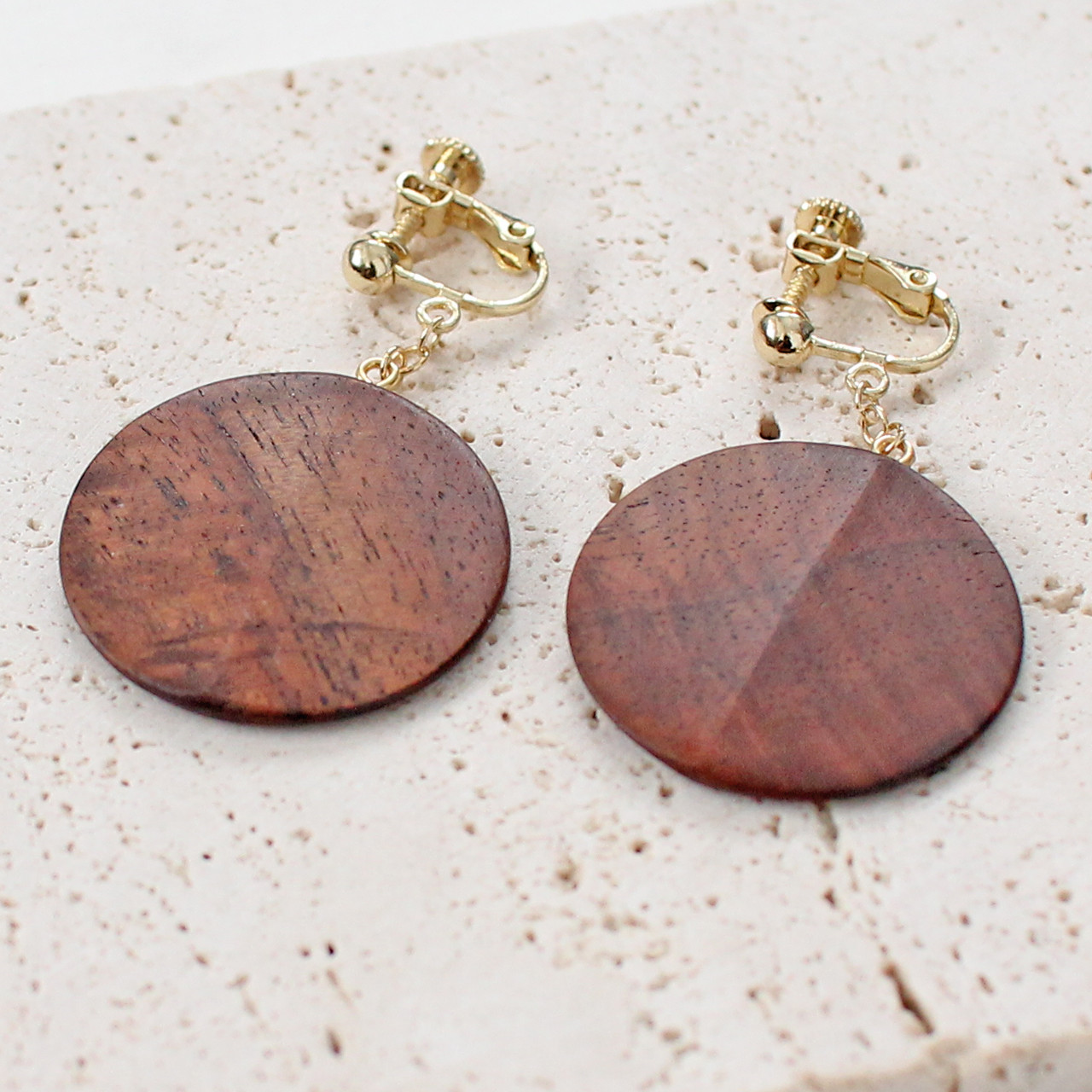 木のイヤリング　Walnut