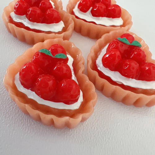 147）4個 いちごタルト ハートタルト ミニチュアスイーツ いちごケーキ 