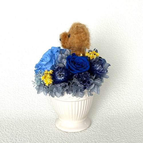 ちょこんと顔出す トイプードル(中央）＆ プリザーブドフラワー