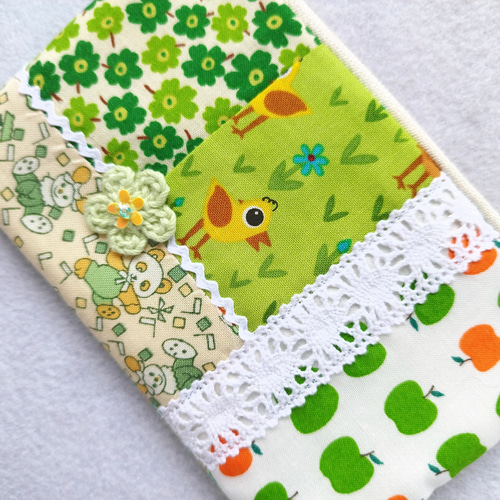 ○パッチワーク＊かわいい黄緑＊小鳥＊りんご＊ミニフラットポーチ