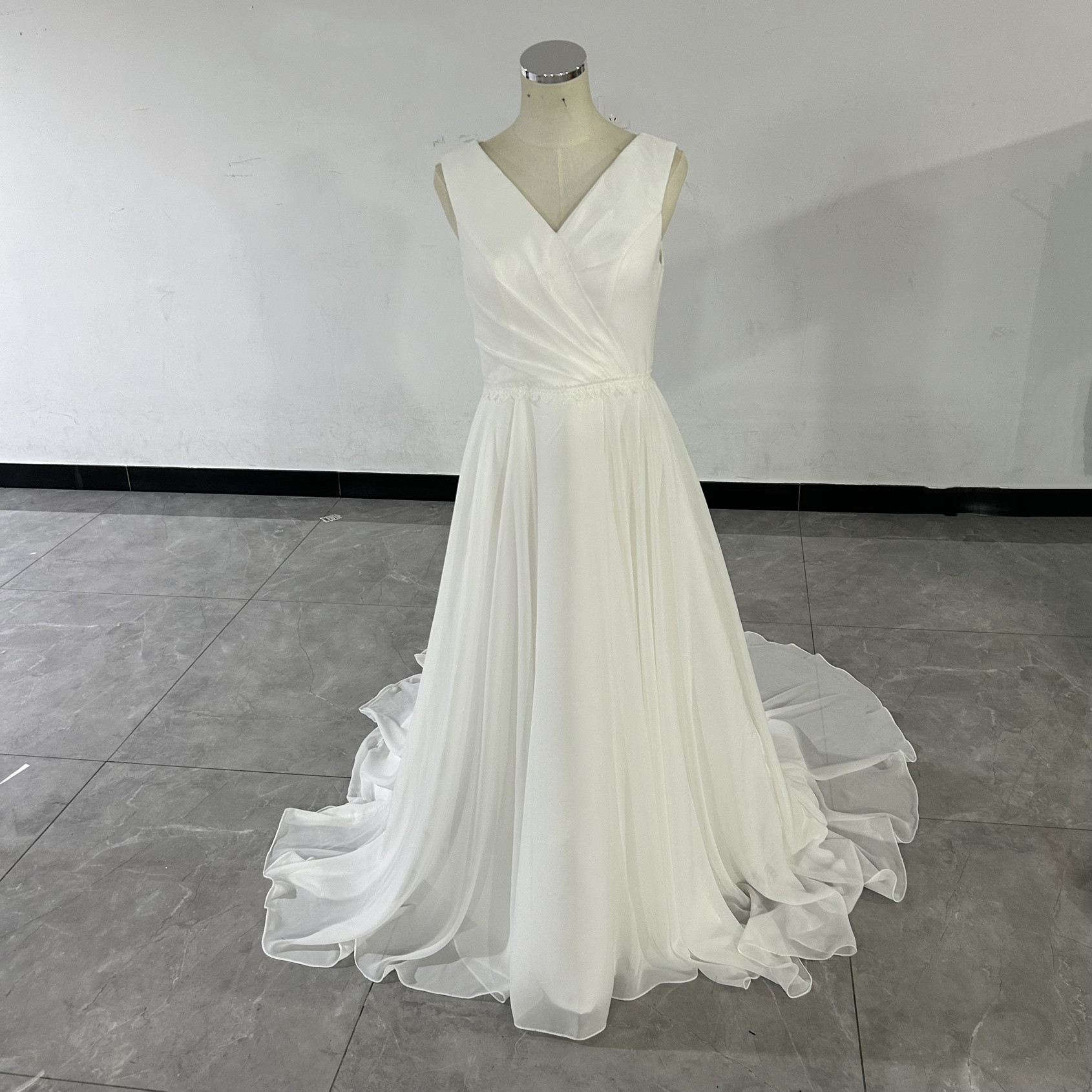 高品質！Vネック オフホワイト ふんわりシフォン   カラードレス 編み上げ 華やかなトレーン プリンセス /結婚式披露