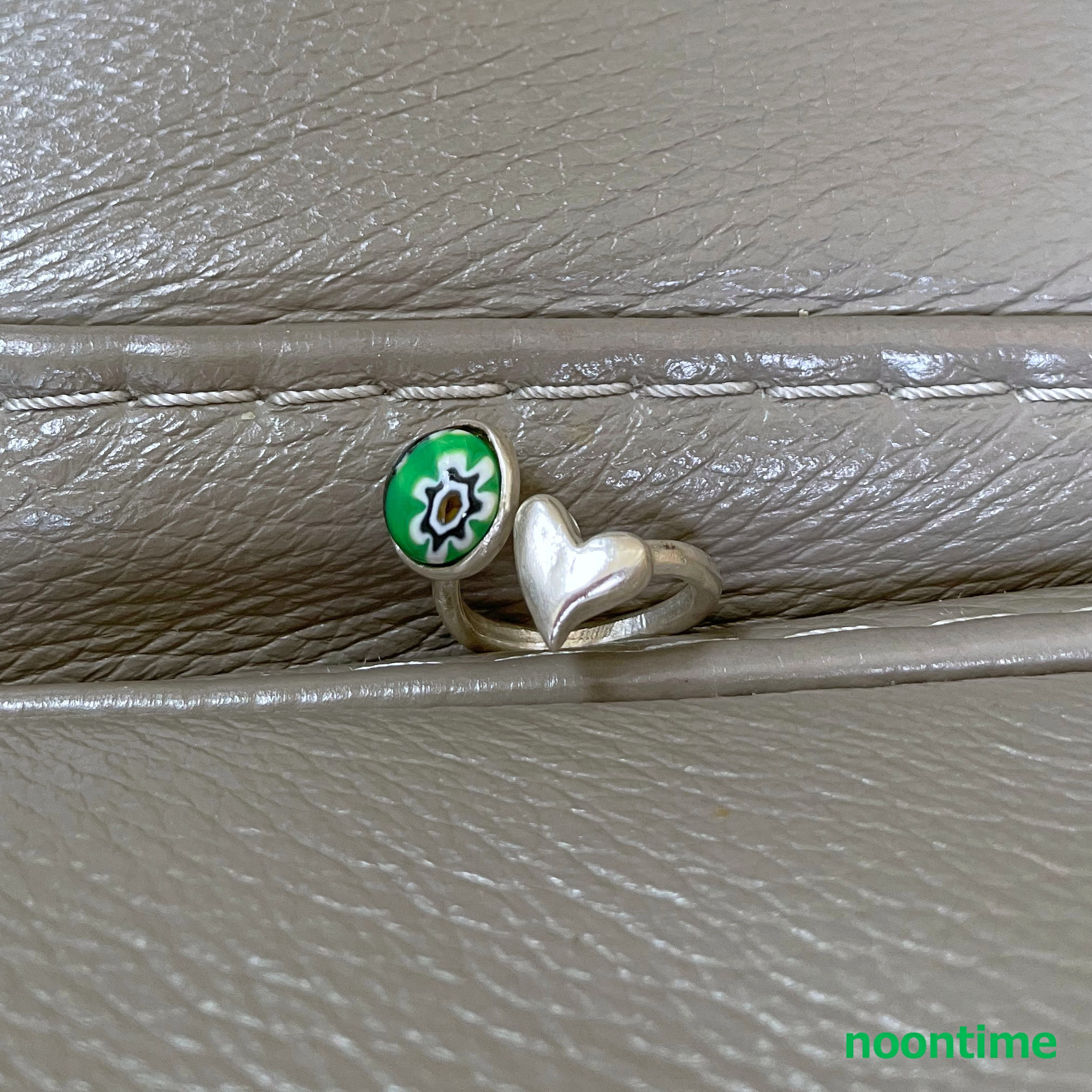 ヴェネチアンガラスとハートのシルバーリング