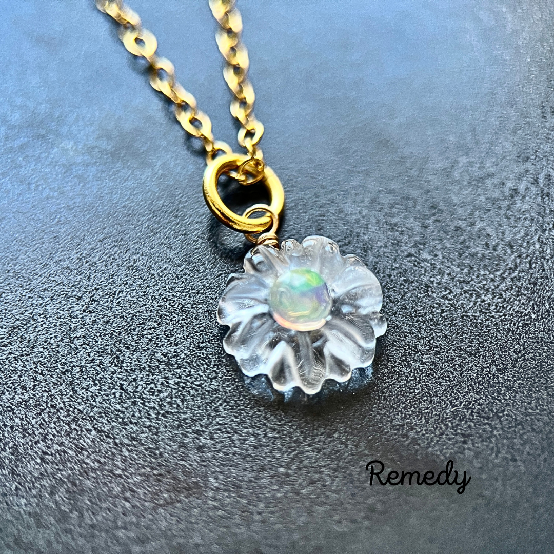 【フィオーレ】ローズカットオパールと水晶のネックレス〜silver925/18KGP　10月誕生石/4月誕生石