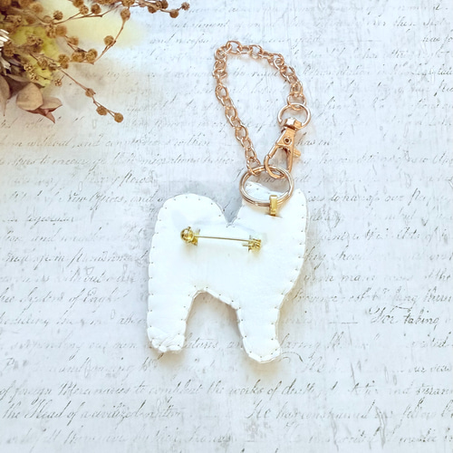 2way】ビーズ刺繍のうちの子ブローチ、バッグチャーム・サモエド