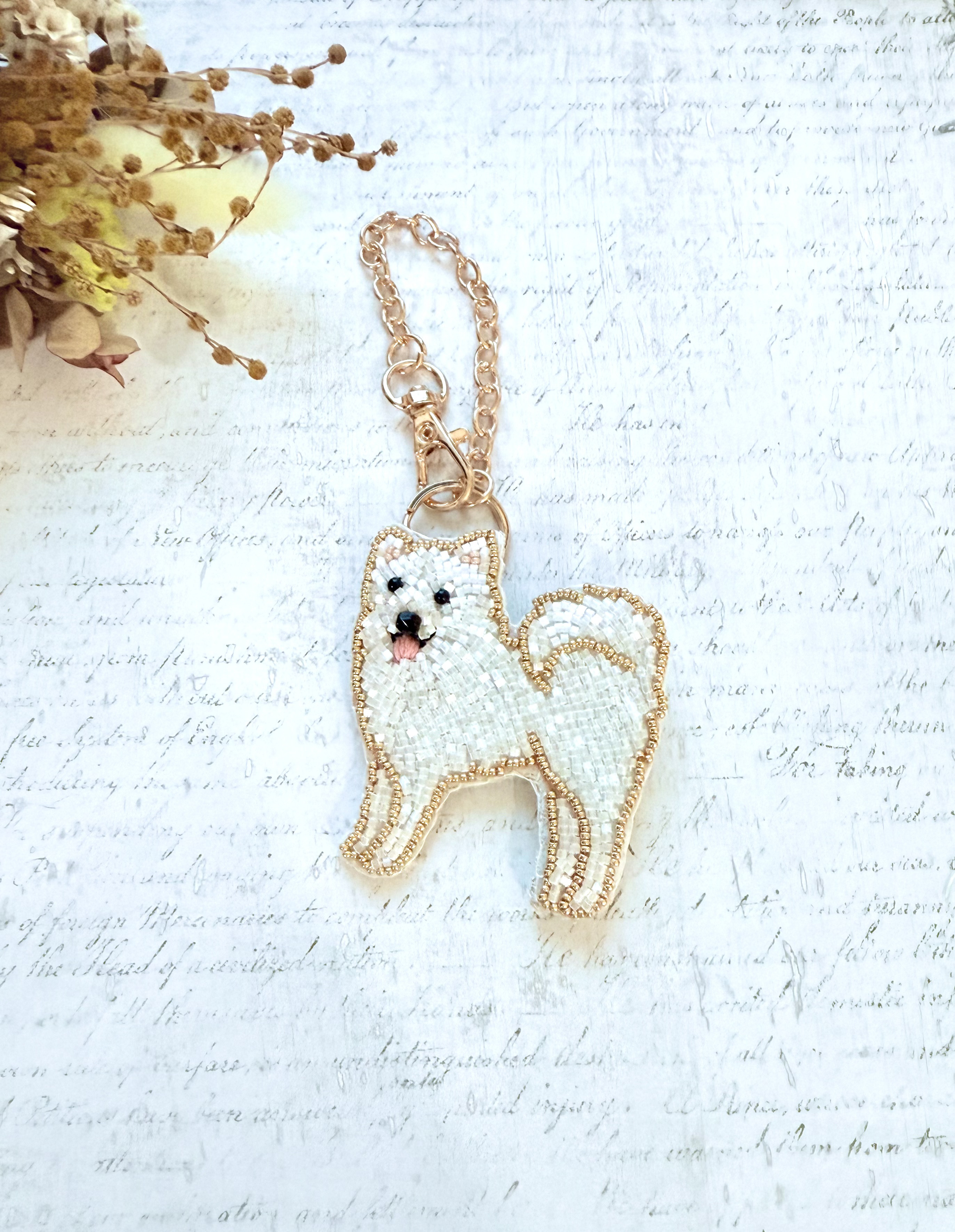 2way】ビーズ刺繍のうちの子ブローチ、バッグチャーム・サモエド